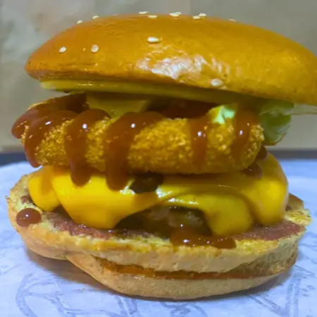 Pão de Brioche , Blend Bovino (160g), Cheddar, Anéis de Cebola ( Onion Rings ) ,Molho Barbecue ,Bacon ,Maionese Verde da Casa.