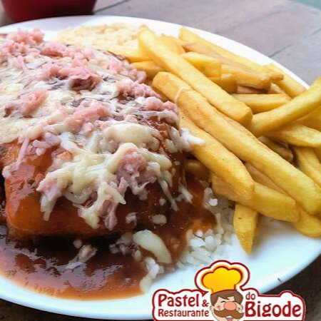 Um bife de contra-filé a milanesa com molho de tomate temperado especial, presunto e mussarela derretida, é de dar água na boca. Acompanha: arroz, feijão, farofa e fritas.