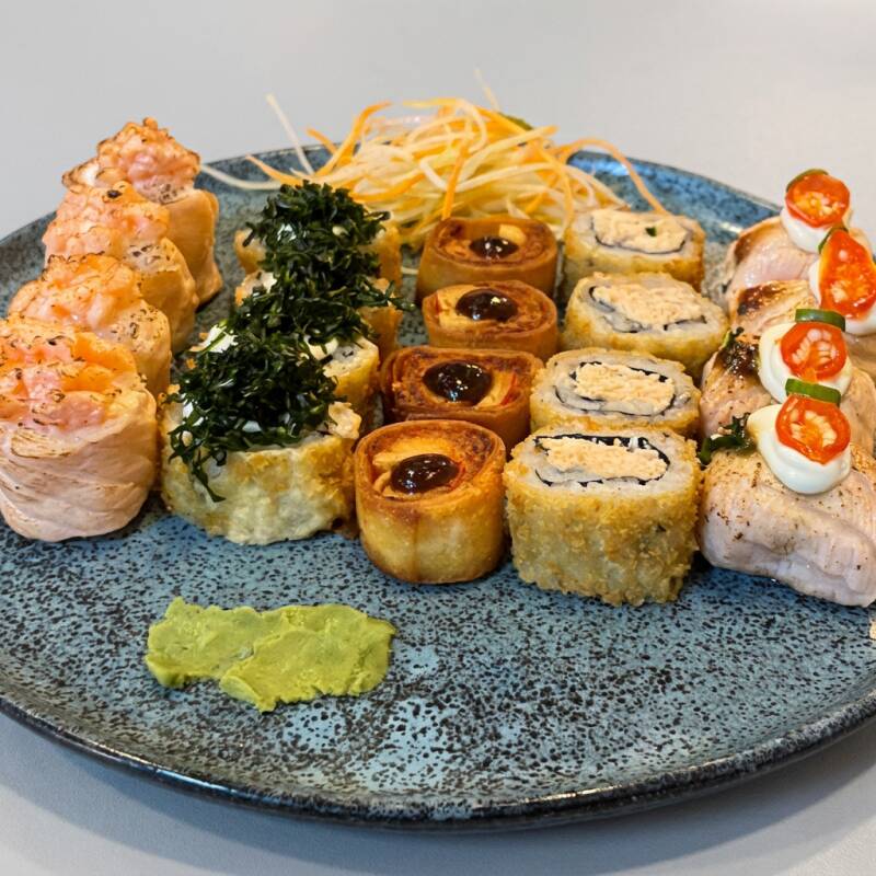 São 20 peças com cream cheese e cebolinha 04- maçaricado salmão grelhado 04- joy salmão maçaricado 04- hot roll salmão e kani 04- hot Philadelphia salmão grelhado 04- hot Philadelphia salmão grelhado com couve frito Usamos molho tare e molho de pimenta pequeno e pimenta pequeno nesse prato