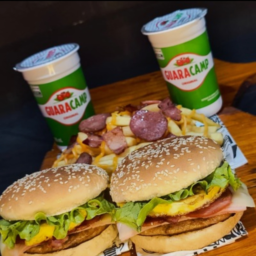 Dois X-Tudo Duplo completões, caprichados em cada camada, acompanhados de duas porções de batata frita crocante e duas Guaracamp bem geladas. Um combo generoso, saboroso e perfeito para compartilhar — ou encarar sozinho com muita fome!