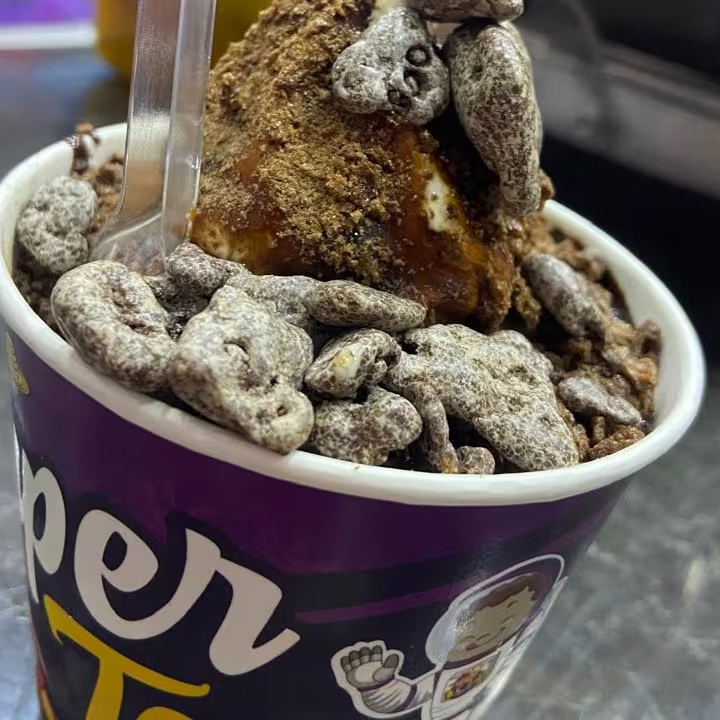 Baunilha, calda da sua preferência e Ovomaltine. Copo 300ml