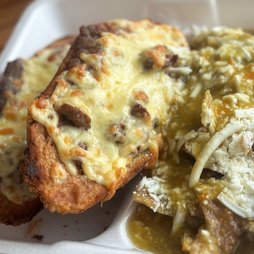 Molletes de Arrachera con Chilaquiles Verdes