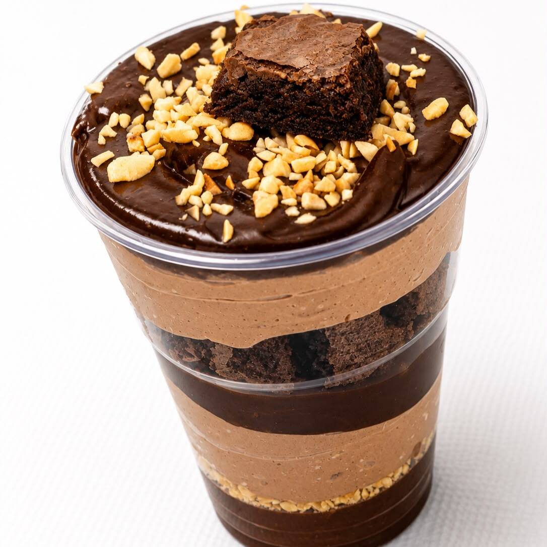 Com um delicioso mousse de chocolate, recheio de chocolate, brownie e castanha
