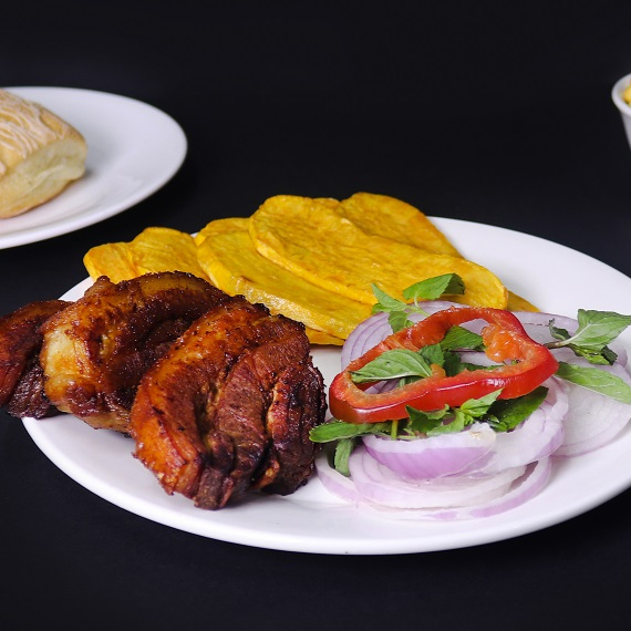 150 g de Chicharrón + Camote + Ensalada + Pan