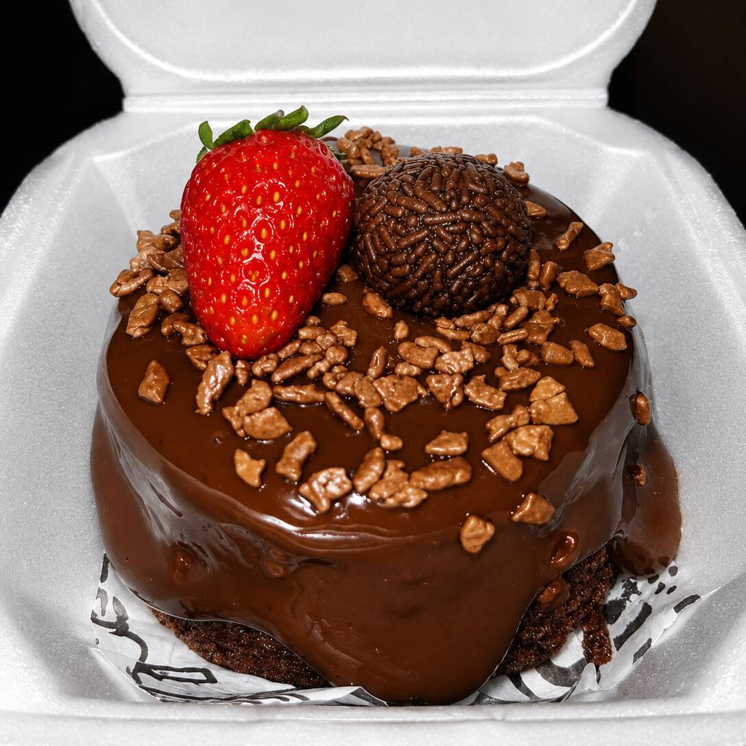 Delicie-se com nossos mini bolo vulcão macio e chegando ate vc quentinho com uma deliciosas cobertura de brigadeiro Gourmet com sua textura marcante contendo chocolate ao leite e 50% cacau e finalizado com granule macios ideal para qualquer ocasião!!!! #fome #promocao