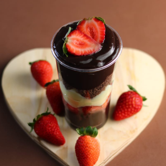 Se o Brigadeiro é o rei e o Ninho é a rainha, o Morango é a festa inteira! 🍓👑 Uma monarquia que a gente respeita (e devora).#copodafelicidade #ninhocommorango #brigadeiroeninho #morangocomchocolate #sobremesanocopo #confeitariaartesanal #docesgourmet #ninhocombrigadeiro #instasweet #amodoce #sobremesaperfeita #docesartesanais