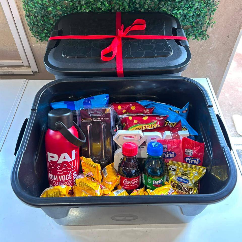 Caixa G + Garrafa + Bolsa + Quadro + Kit Chaves - Dia dos Pais
1 Garrafa Alumínio;
1 Quadro;
1 Bolsa;
20 Paçoca;
2 Batata Ruffles;
2 Cheetos;
2 Fandangos;
1 Doritos;
2 Fini;
3 Amendoim;
2 Freegells;
1 Coca;
1 Fanta;
1 Kit Chaves.