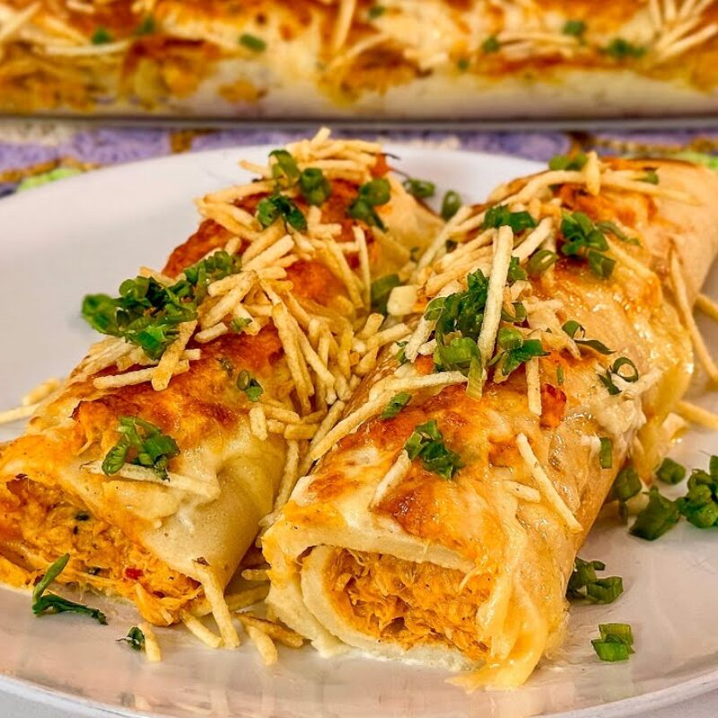 Uma marmita com duas panquecas de frango super saborosas acompanhadas de um refrigerante lata de sua escolha! Pede já o seu!