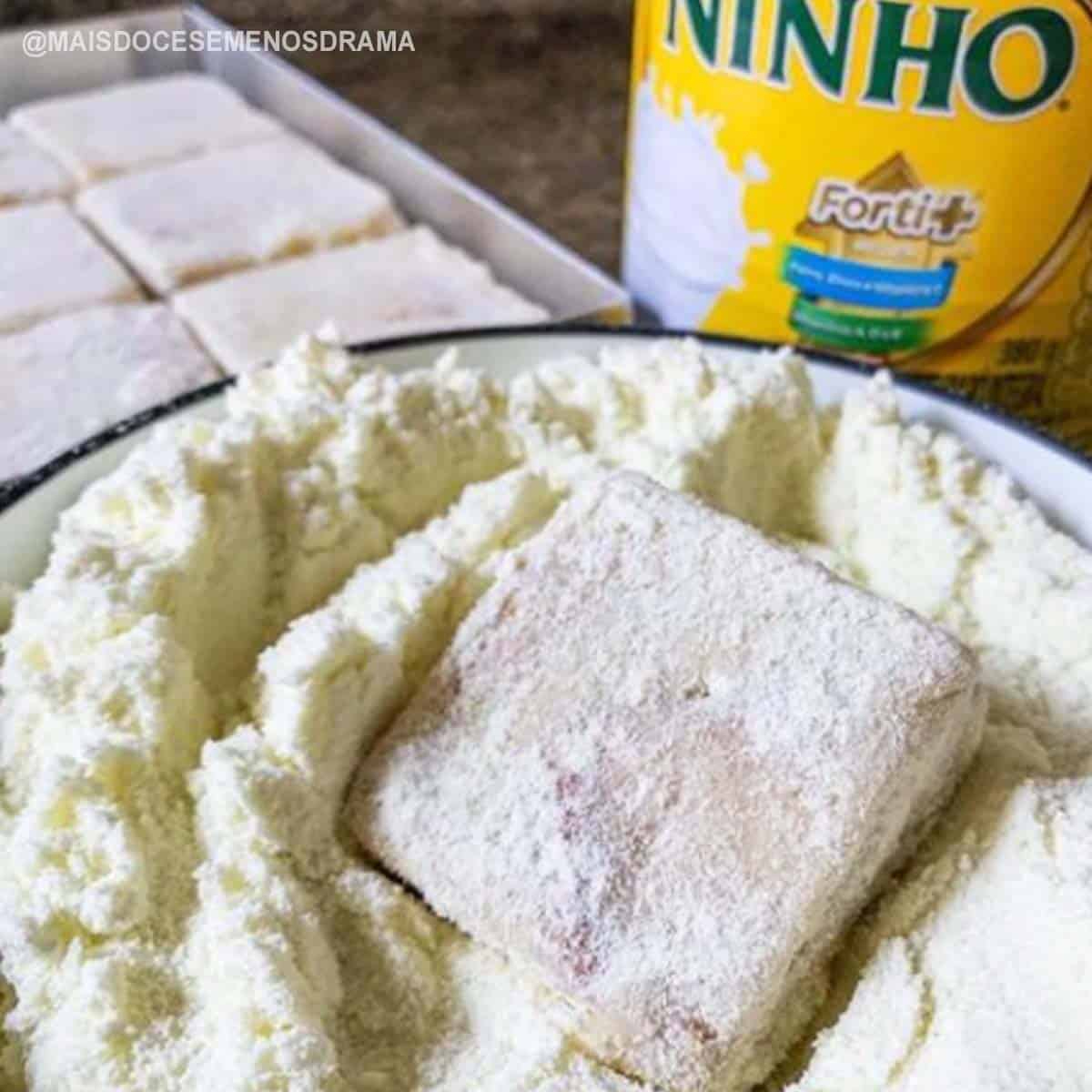 A combinação perfeita de brigadeiro cremoso feito no ponto certo com pedaços generosos de biscoito maisena, criando uma textura macia por dentro e levemente crocante a cada mordida.