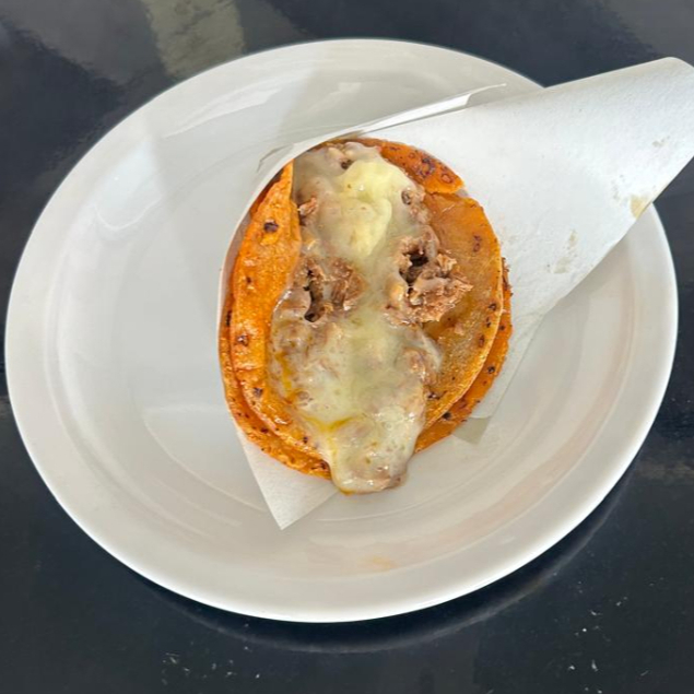 TACO DE BIRRIA CON QUESO