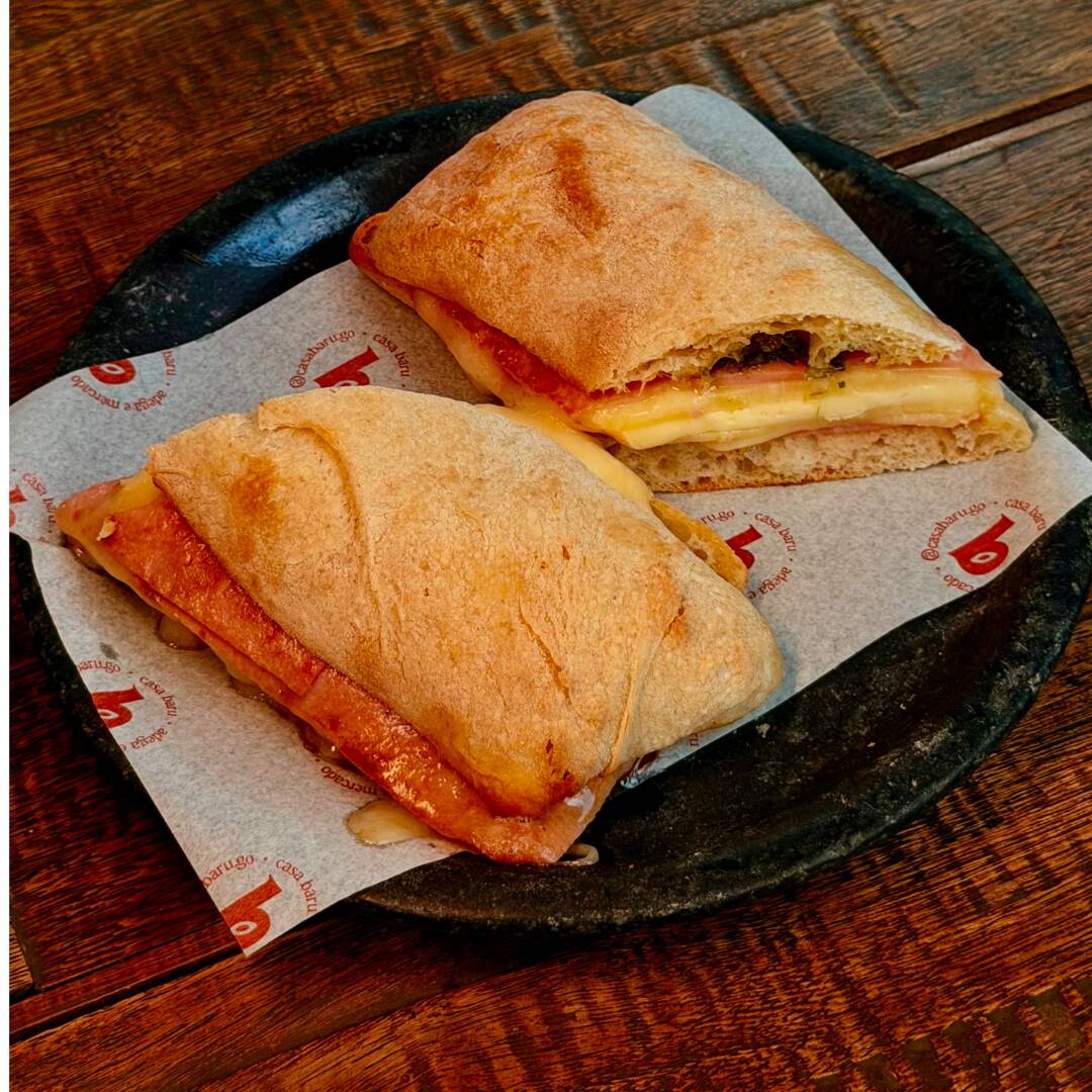 presunto, queijos minas e muçarela, e alicella (escolha seu pão: brioche ou rústico)