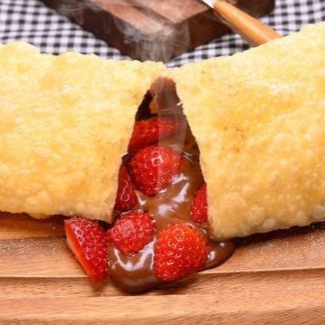 Delicie-se com o pastel Sensação, recheado com chocolate e morango, uma combinação doce e irresistível.
