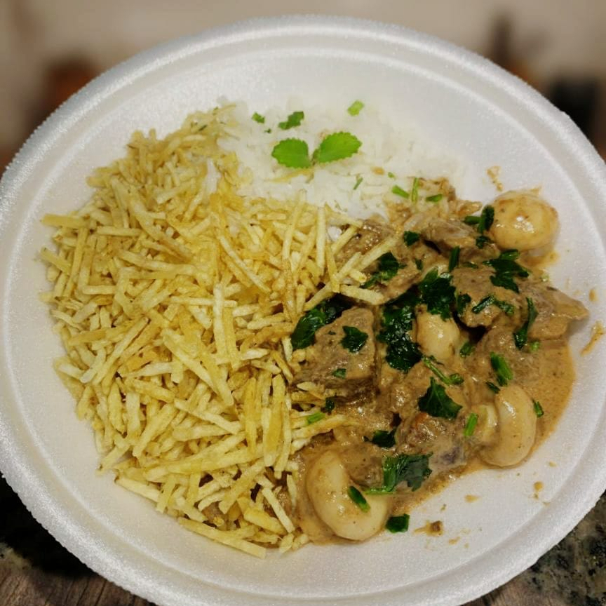Leve 2 unidades e aproveite esse desconto sensacional! Strogonoff cremoso de carne com champignon e temperos especiais, acompanhado de arroz branco e batata palha crocante. Ingredientes: arroz, molho de strogonoff, cogumelo, creme de leite, cheiro verde, batata palha. Alérgenos: contém lactose. (Aprox. 500g)