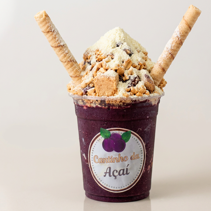 O delicioso creme de Açaí do Cantinho de 750ml, acompanhado de Leite em Pó, Paçoca, Castanha e Tubetes de Baunilha. Os itens que compõe o açaí são enviados no pote juntamente com o creme de açaí. Os acréscimos pagos são enviados em potes separados.