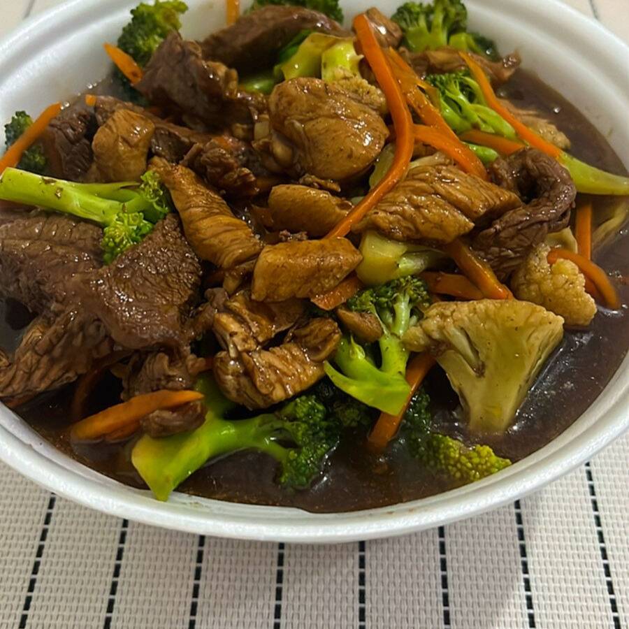 Brocolis, couve flor, cenoura, oleo de gergelim torrado ,150g de carne e frango, macarrão frito, ao molho oriental.
