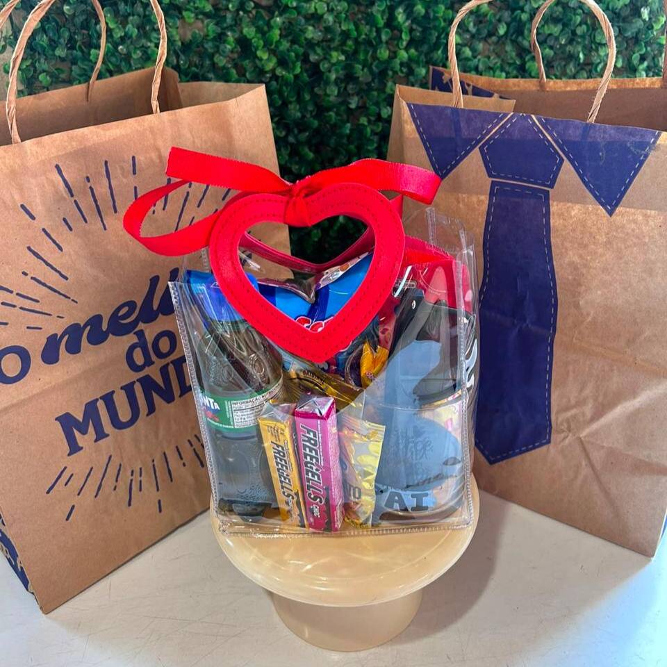 Bolsa P + Caneca Dia dos Pais + Óculos + Sacola.
1 Caneca;
1 Óculos;
1 Batata Ruffles;
2 Fini;
4 Paçoca;
2 Amendoim;
2 Freegells;
1 Fanta.