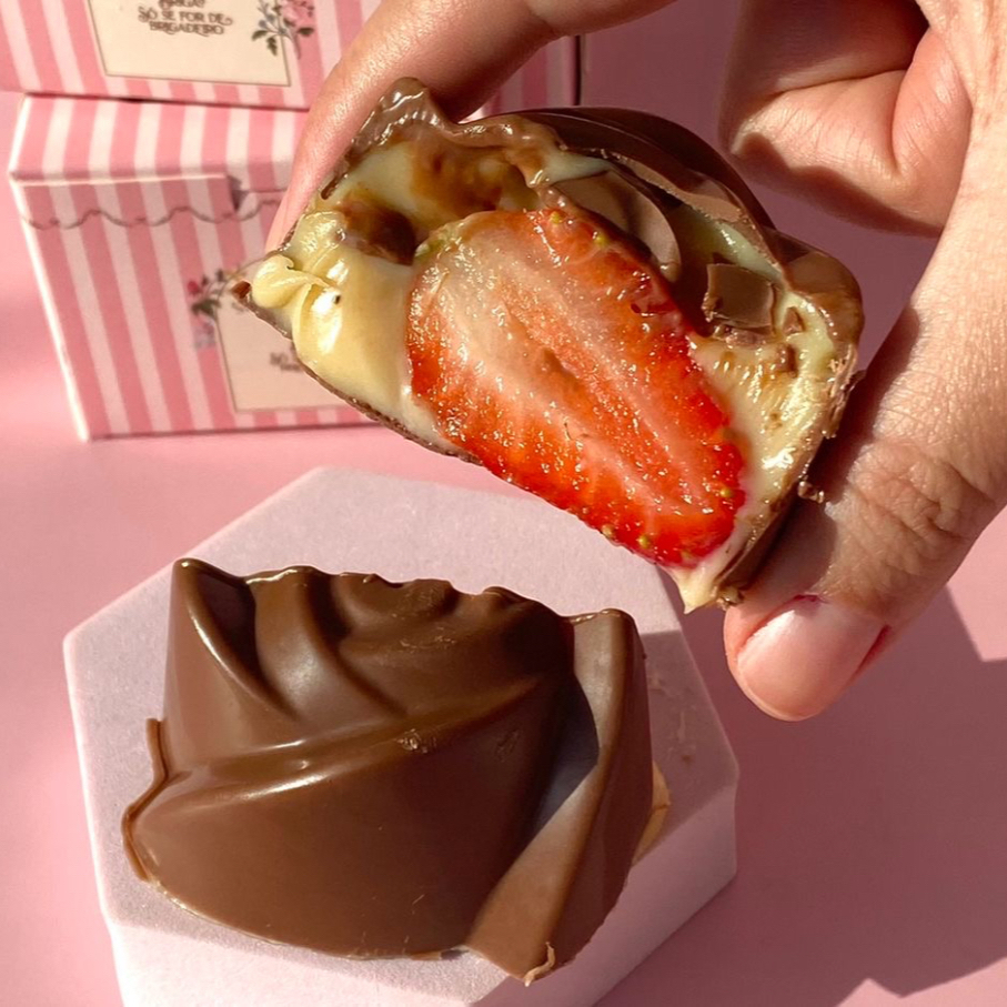Feito no Chocolate Belga, recheado com Brigadeiro de Ninho e Morango. Obs. 1: não alteramos nenhum produto ou retiramos/adicionamos ingrediente. Obs. 2: produto de consumo imediato. Obs. 3: alguns produtos podem vir com vencimento do mesmo Dia.