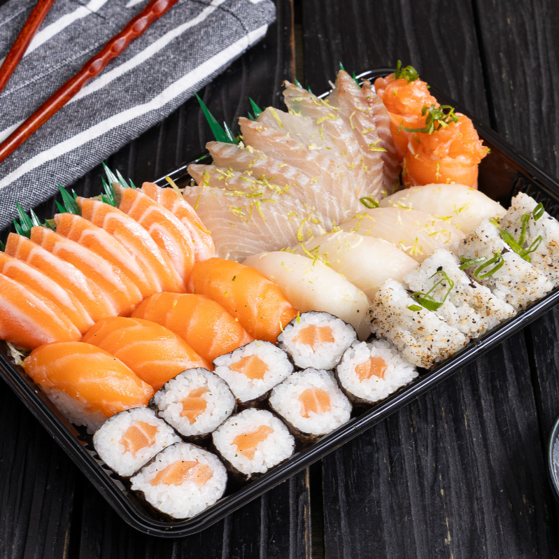 16 Sashimis (Salmão e Tilápia), 8 Niguiri (Salmão e Tilápia), 8 Hossomaki de Salmão, 4 Huramaki de Salmão, 2 Joe de Salmão.