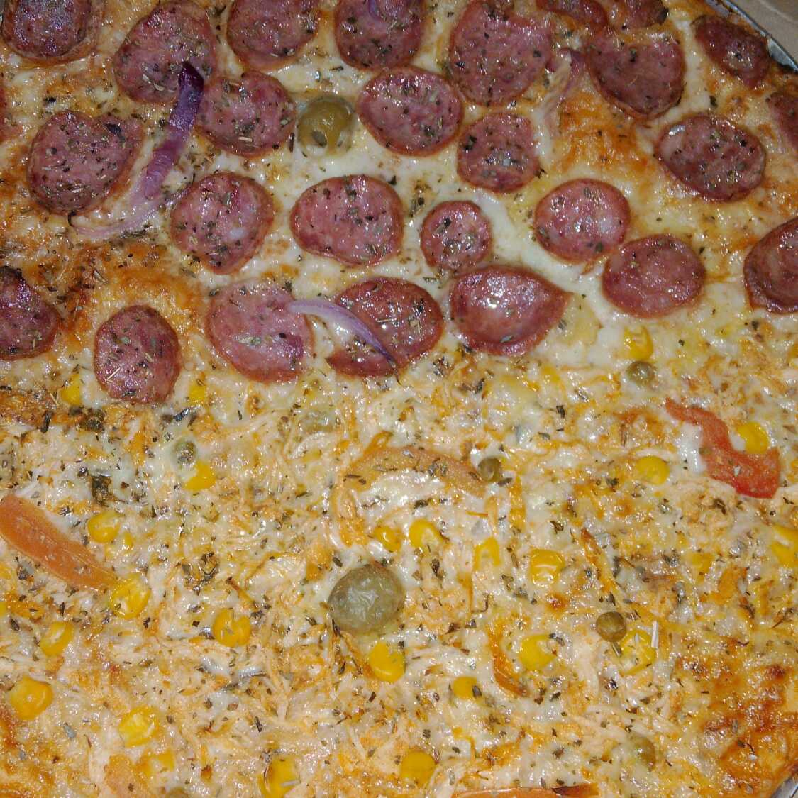 Molho, mussarela, calabresa, cebola, frango, catupiry, milho, ervilha, tomate, orégano e azeitona