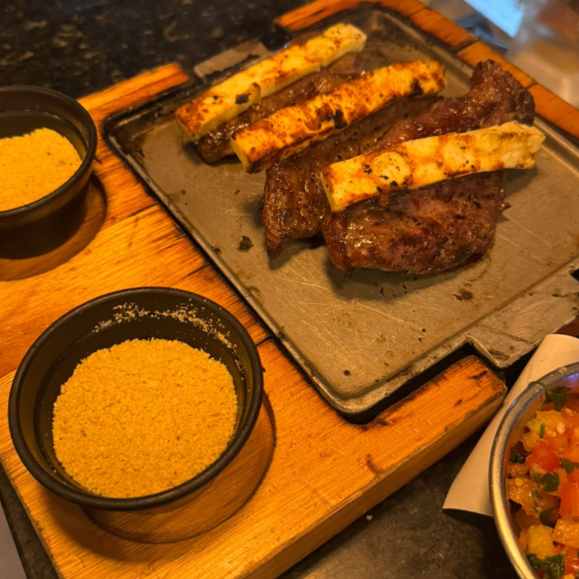 3 pedaços de Picanha com queijo coalho de baiao de 2 farofa vinagrete e batata conserva.