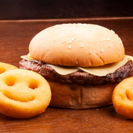 2 Mini pão de brioche com hambúrguer de 50g cada, queijo cheddar e acompanha 6 batatinhas smile.