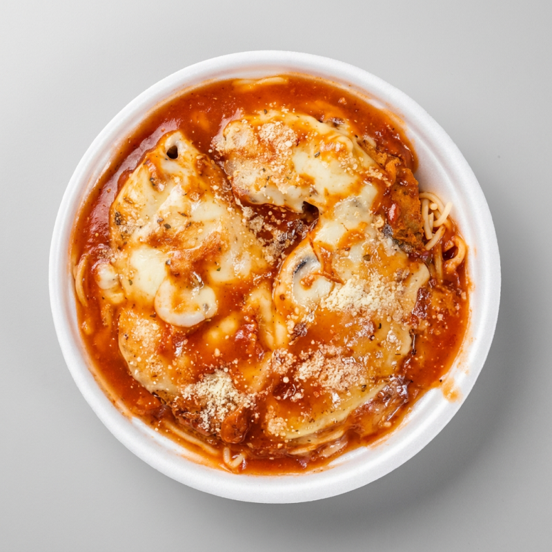 Deliciosa marmita de macarrão com parmegiana de frango, acompanha macarrão espaguetti, e parmegiana de frango com muito molho e queijo musssarela