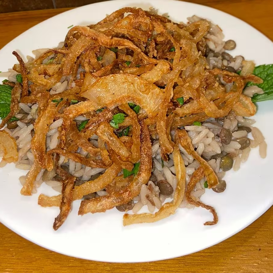 "Saboreie o arroz com lentilhas, uma combinação deliciosa e nutritiva! Feito com lentilhas macias, arroz soltinho e um toque especial de temperos tradicionais. Perfeito como acompanhamento ou prato principal para uma refeição cheia de sabor e história"