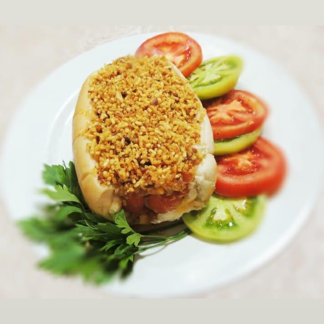 Pão de leite, 2 vinas perdigão, tomate, cebola, batata palha e maionese caseira.