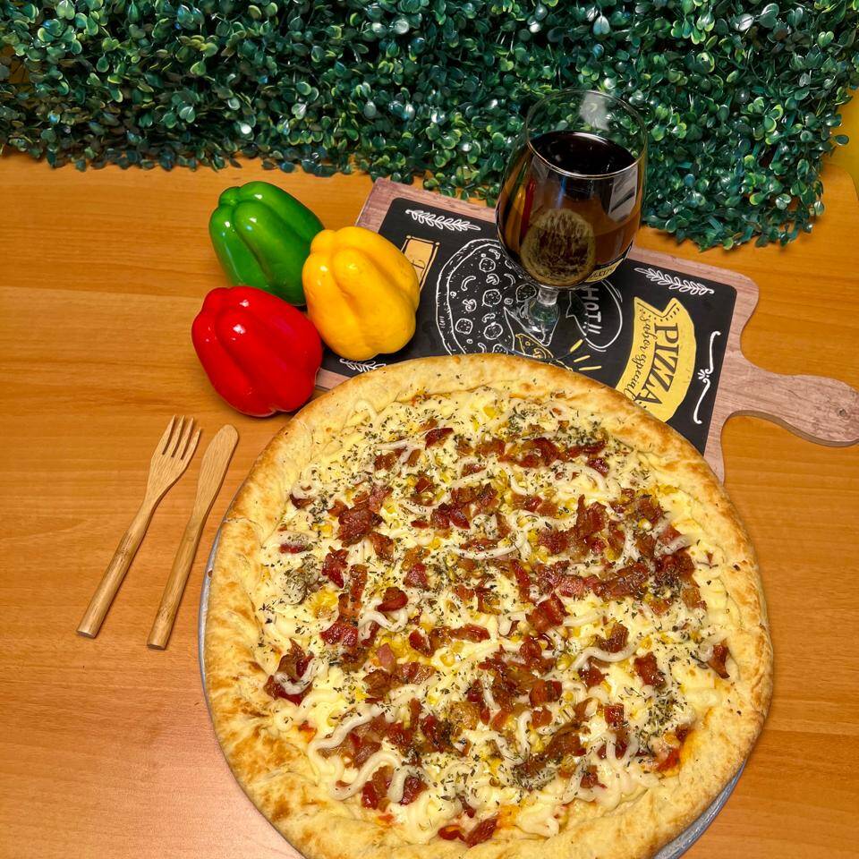 Massa, molho de tomate, muçarela, bacon, tomate, cebola e orégano. Média 30cm