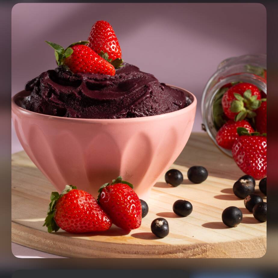 Açaí,leite,morango,granola