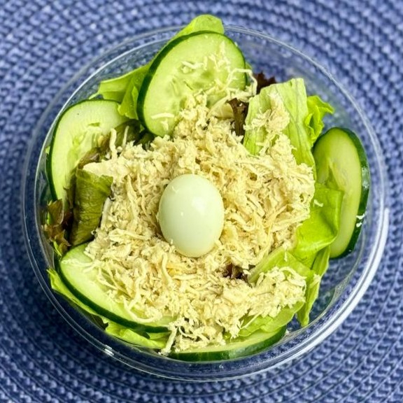 Uma combinação deliciosa de mix de folhas, frango desfiado, ovo de codorna e pepino. Uma salada leve, nutritiva e perfeita para quem busca mais proteína na alimentação do dia a dia. Garanta sua dose de proteína com muito sabor!