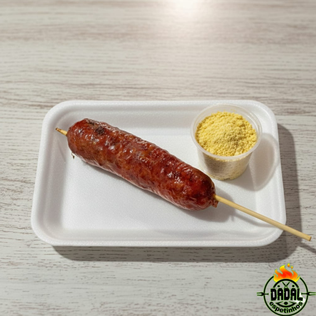 Chouriço/Kafta tradicional, com sabor autêntico, servido com farofa crocante.
