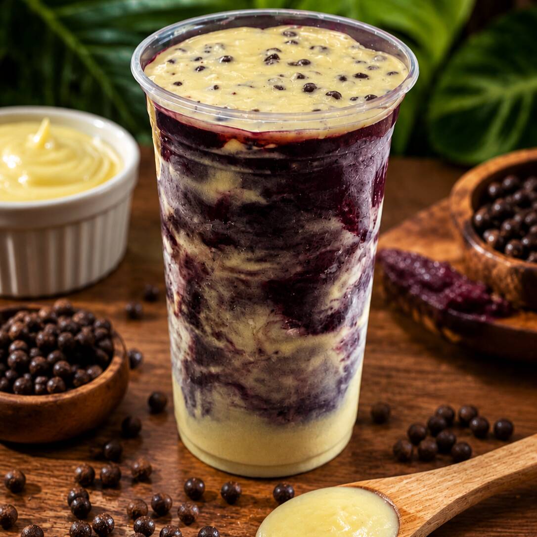 500 ml de pura cremosidade! Açaí laqueado com um irresistível creme de leitinho e finalizado com uma generosa camada de Creme Cookies.