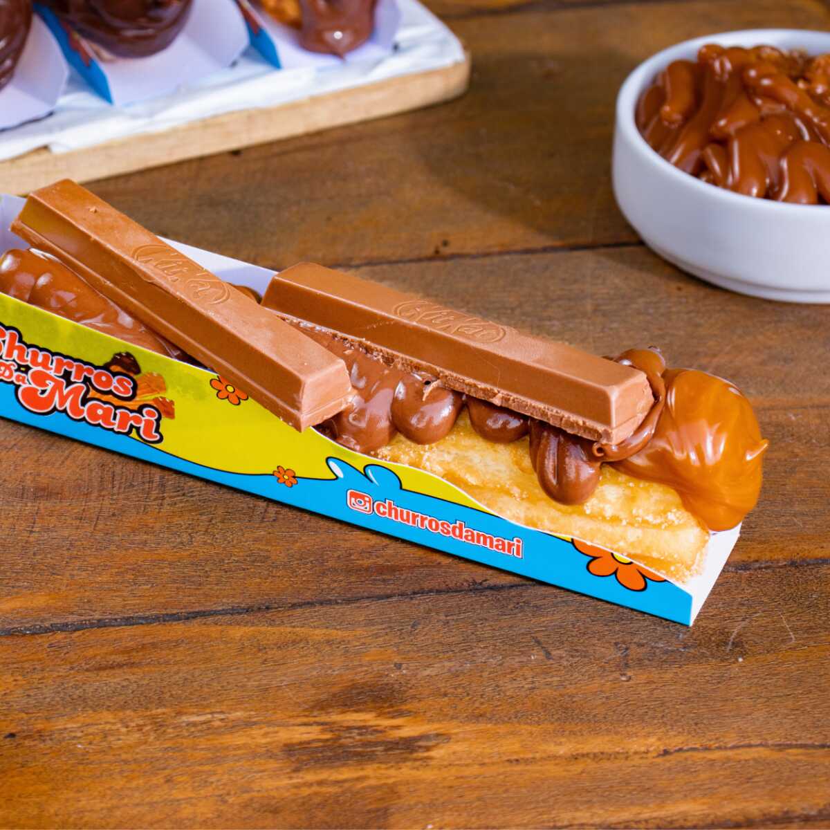🍫 KIT KAT — UM DOS QUERIDINHOS DA CASA! ❤️
Não é à toa que ele está entre os mais vendidos dos nossos Churros Especiais! 😍
Por dentro, aquele doce de leite cremoso. Por fora, uma camada generosa de Nutella® e, para finalizar, Kit Kat® trazendo aquela crocância irresistível. 🤤🍫
A combinação do doce de leite + Nutella + Kit Kat é simplesmente PERFEITA!
Cremoso por dentro, chocolatudo por fora e crocante na medida certa. ✨
Se ainda não provou, esse merece entrar no seu próximo pedido! 🤎
