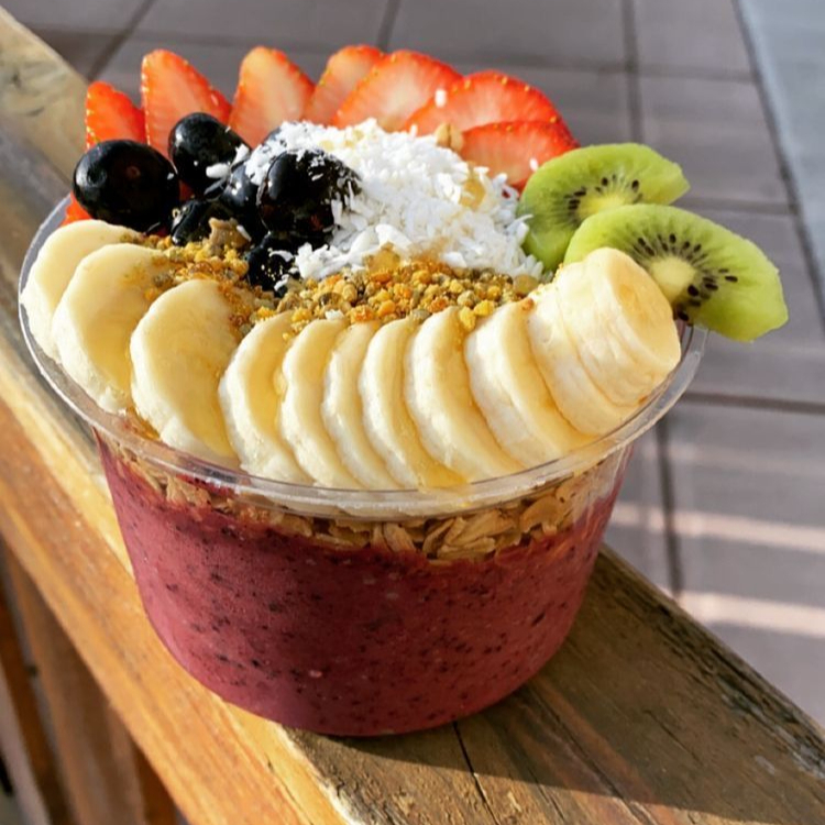 Uma explosão de sabor a cada colherada! Açaí cuidadosamente preparado em três camadas com seus acompanhamentos preferidos. Um pote de 500ml que oferece uma experiência deliciosa e nutritiva.