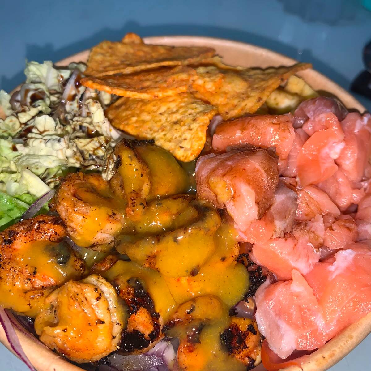Base : Mix De Folhas
Proteina : Camarão E Salmão Fresco(Cru)
Toppings : Alface Americano,Doritos,Cebola E Tomate Cereja
Molho : Tare E Mostarda E Mel