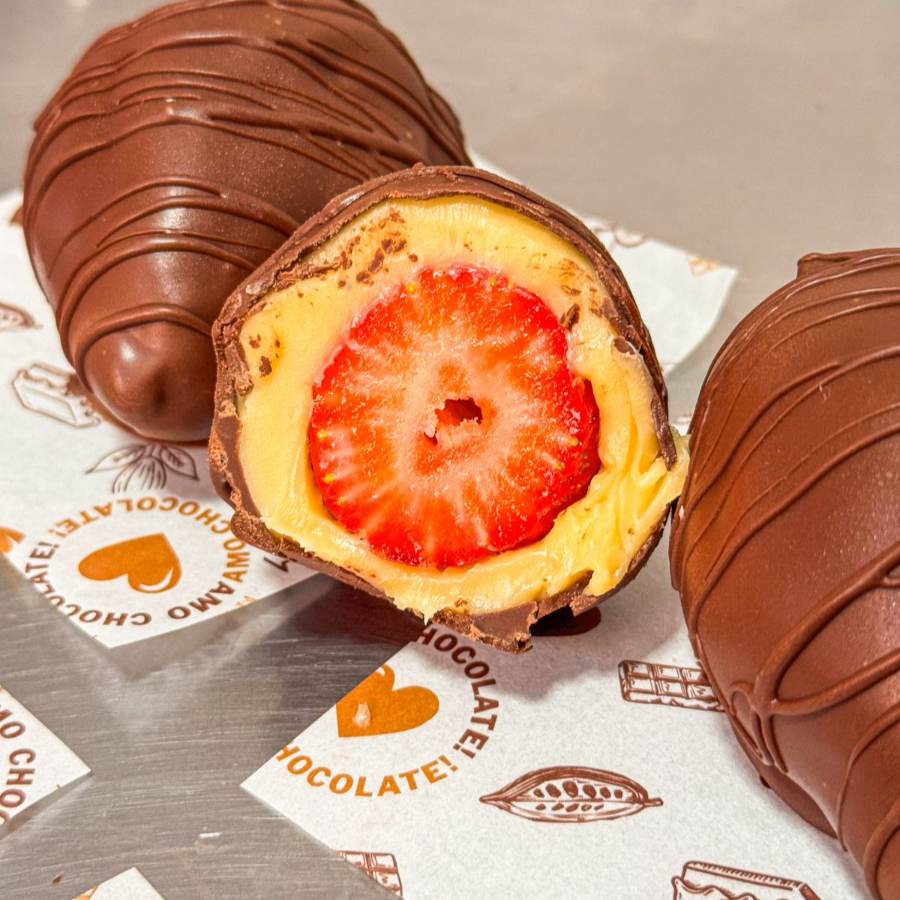 Delicioso bombom artesanal feito com morango fresco envolto em uma camada cremosa de brigadeiro branco e coberto com chocolate meio amargo. Uma combinação irresistível de sabor frutado e doce, perfeita para presentear ou saborear em momentos especiais. Produçao diária. (aprox 100g)