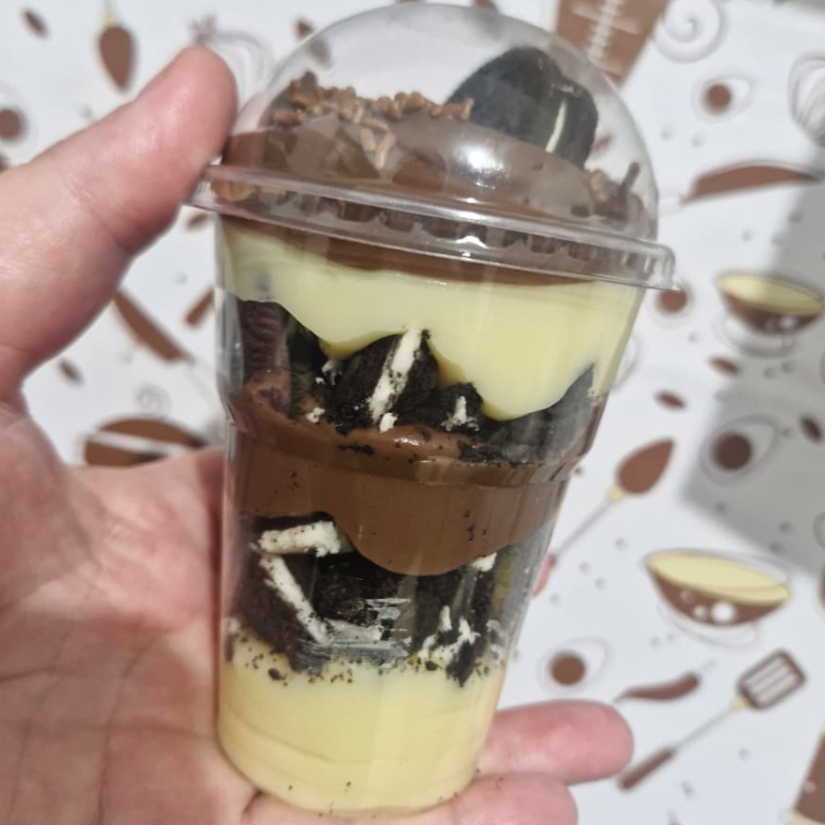 Um delicioso copo com 2 camadas de creme chocolate, 2 camadas picadas de bolachas Oreo e 2 camadas de brigadeiro de Ninho, finalizado com brigadeiro e bolacha Oreo Peso aprox 250grs