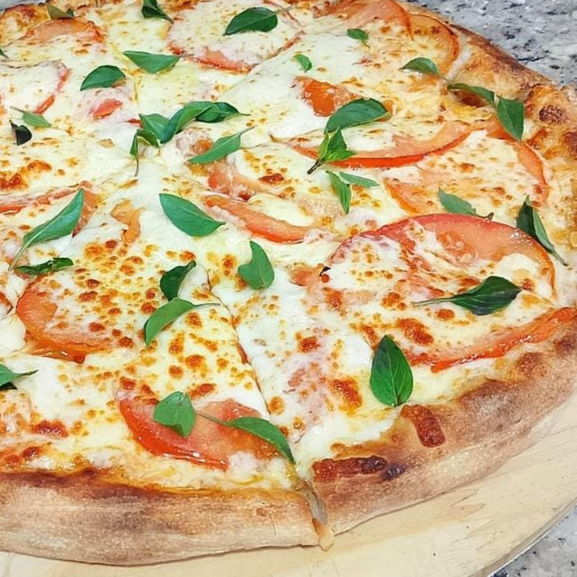 Molho ao sugo, muçarela, tomate, manjericão e orégano.