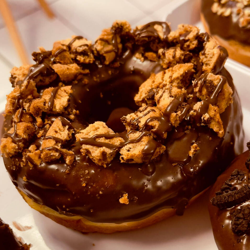 Dona de Chocolate Oscuro con Galletas Chips Ahoy!