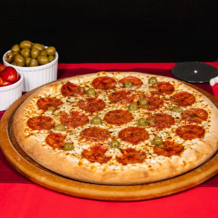 Pepperoni coberto com mussarela, molho de tomate, azeitonas e orégano.