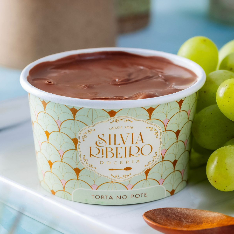 Bombom com Brigadeiro belga, Brigadeiro de Ninho, uvas e chocolate belga ao leite. Obs. 1: não alteramos nenhum produto ou retiramos/adicionamos ingrediente. Obs. 2: produto de consumo imediato. Obs. 3: alguns produtos podem vir com vencimento do mesmo Dia.