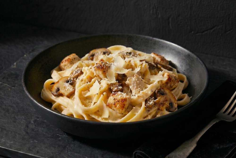 Pasta con pollo champiñones