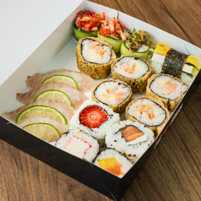 4 sashimi tilápia, 5 hot tori, 2 gunkan pepino com calda de morango, 1 gunkan pepino com shimeji, 1 niguiri califórnia, 4 sushis variados. Incluso: Teriaki, shoyo, hashi, gengibre e wassabi.