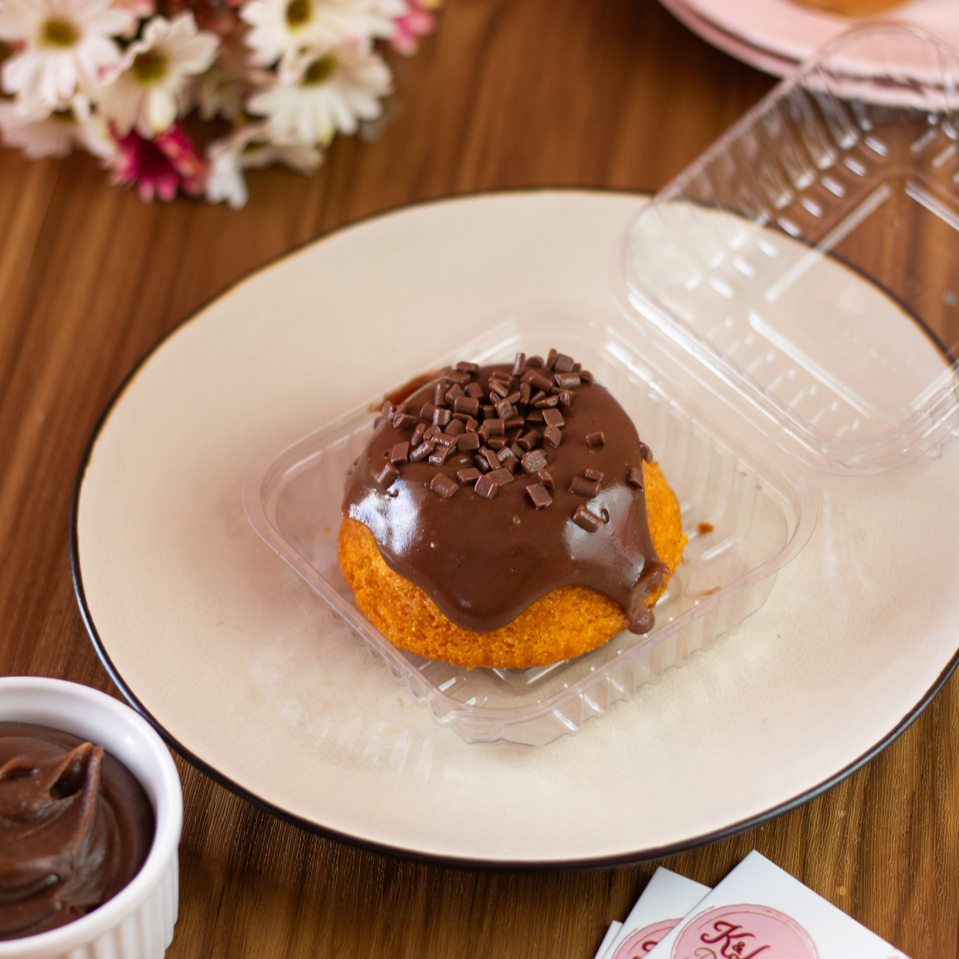 O mini caseirinho de cenoura é uma deliciosa iguaria que combina a suavidade da massa de cenoura, levemente adocicada, com uma cobertura rica e cremosa de chocolate. Cada mordida oferece um contraste perfeito entre o sabor natural da cenoura e a indulgência do chocolate, tornando-o um doce irresistível para qualquer ocasião. Ideal para acompanhar um café ou como um lanche saboroso!