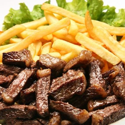 Acompanha arroz, feijão, batata frita e farofa.