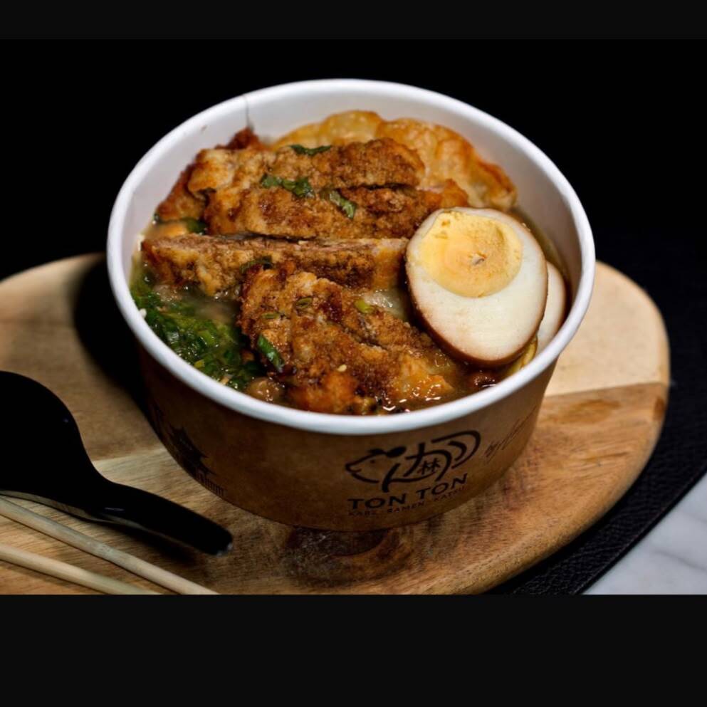 Lamen a base de caldo de porco, frango e vegetais, cozido lentamente por 12h, acompanhado de ovos marinado, cebolinho, cebola adocicada ralada, feijão verde, gyoza e beni shoga, temperado Levemente apimentado com base de Tonkotsu e Karê! Servido com carne suína empanada na farinha panko.