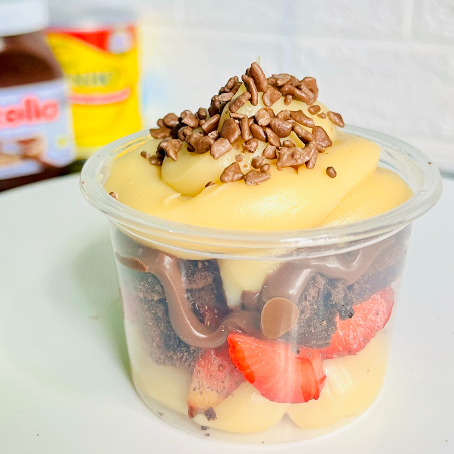 Brownie artesanal bem chocolatudo, servido com recheio de leite ninho bem cremoso, morangos frescos picadinhos, Nutella pura e granulados. Perfeito pra matar a vontade de doce!