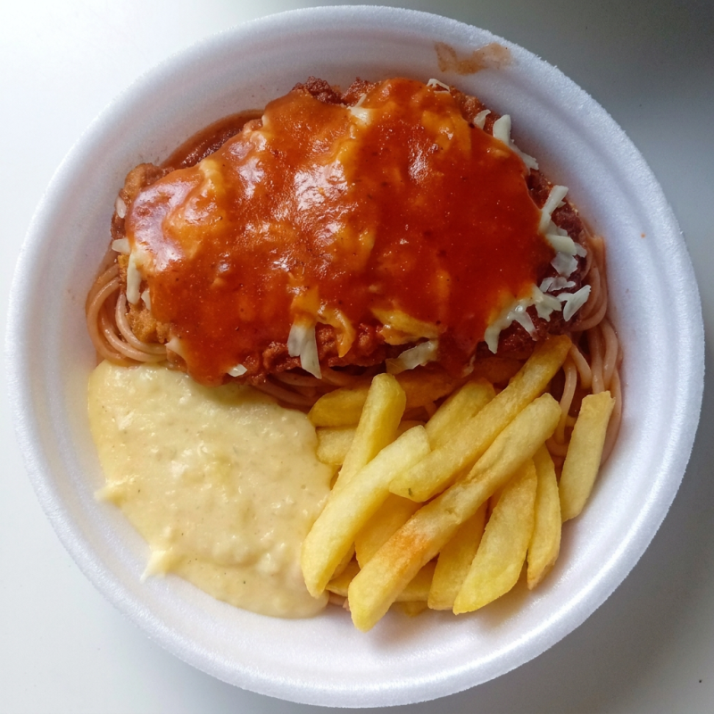 Filé de frango amilanesa coberto com queijo mussarela, com espaguete, purê, batata frita
Banhado com molho de tomate e evas fresca