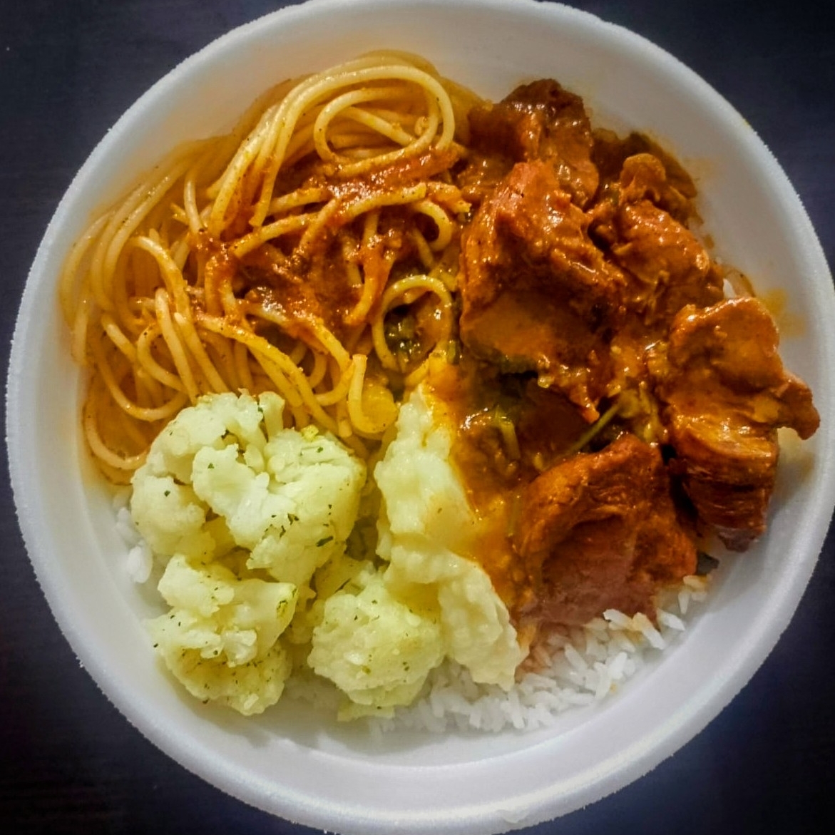 Acompanha: Arroz Branco, Feijão Carioca, Macarrão ou legumes do dia, purê de batata e salada!